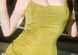 美图更新！Tina很妖孽呀的粉色吊带袜搭上猫女友，别提多合拍了，这什么新风潮啊。