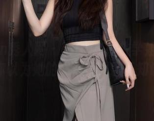 Xiuren秀人网 - MOON嘉依学姐的写真：你以为她的书本里只藏着知识？