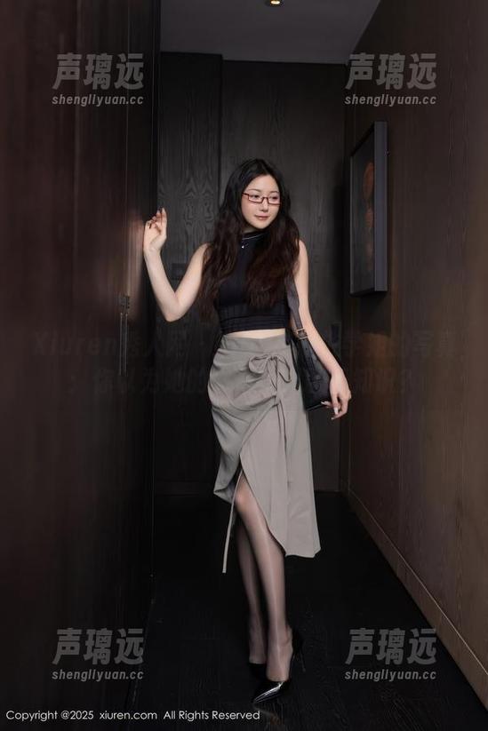 Xiuren秀人网 - MOON嘉依学姐的写真：你以为她的书本里只藏着知识？