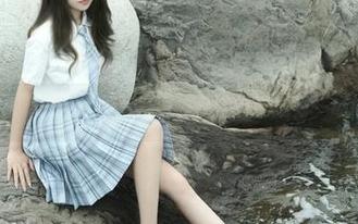 在eloise软软的写真中，自拍也能成为一场闹剧