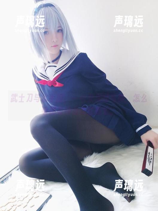 武士刀与水手服：一小央泽的写真，怎么看都有种别样的感觉。