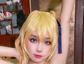这组七七娜娜子的图包，吊带就是个犯规……