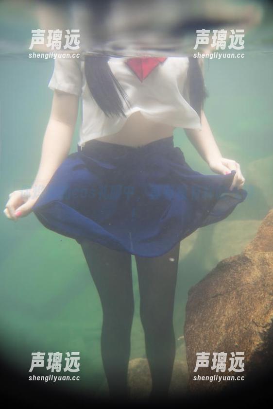 你烨烨的cos礼服中，真有模有样的气势！