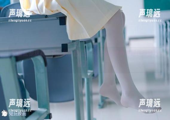 兔玩映画 原图就是这样,兔玩映画把黑丝与河边的意外邂逅抹得轻巧极了。