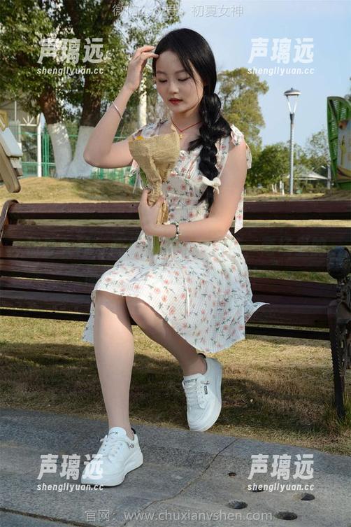 初夏女神 - 高级邻家女孩依依，商场里的高清写真实在不可抗拒！
