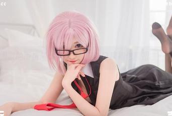 懒散的南桃Momoko私拍，白旗袍也能扭曲一下