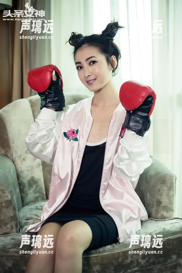 头条女神-琳琳 头条女神 - 在琳琳的教室里:每一张高清图册都像是在上生动的“教程”!