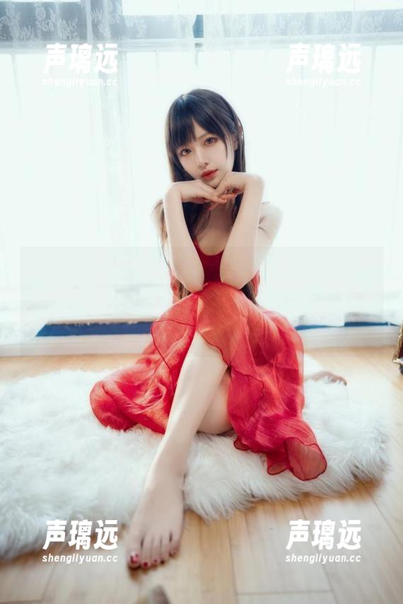 小鹿鹿shika，更新了这套凤冠霞帔的写真，完全让我为她的姿态沉迷，一时没反应过来。