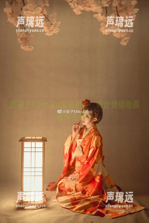 在御子Yumiko的私拍中，肉丝悄悄地藏着什么呢？