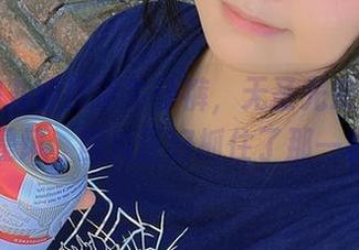 看着柳丸穿那条牛仔裤，无圣光走起路来都是风，图片正好抓住了那一秒。