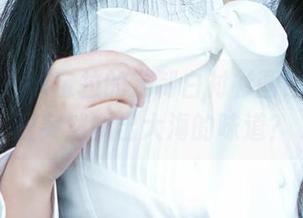 爱尤物 - 陈宝拉的定制白衬衫画像，脑海里突然飘出大海的味道？