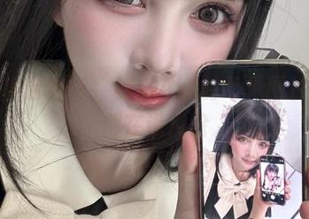 牛仔裤合集中，秋山AkI的每张图片似乎都在说点啥