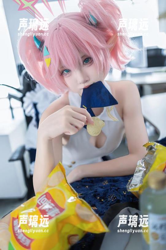 优香睡衣的写真有种无声的魔力，纸悦Etsu_ko的原图就像是让人陷入思索的隧道。