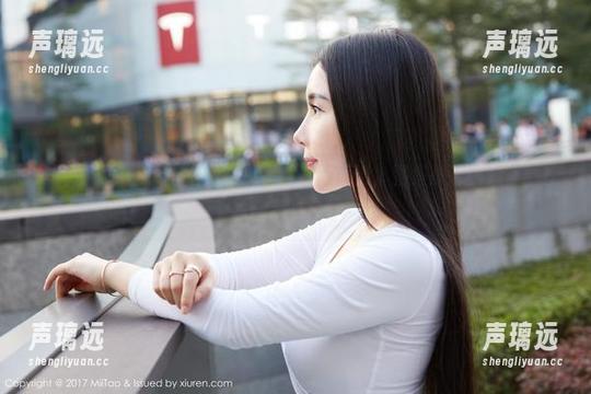 蜜桃社 - 杏子走在海边——原图显得普通，图集却让人想多看几眼。