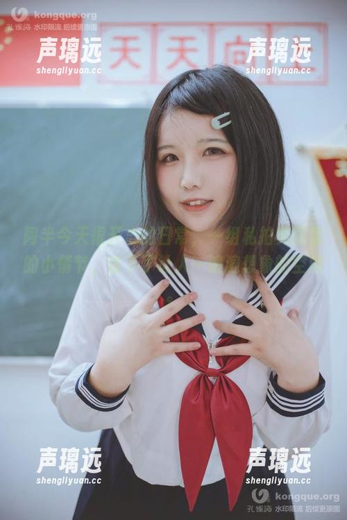 阿半今天很开心的日常，一组私拍美图里的小情节，留下了让人一遍遍想象的空间。