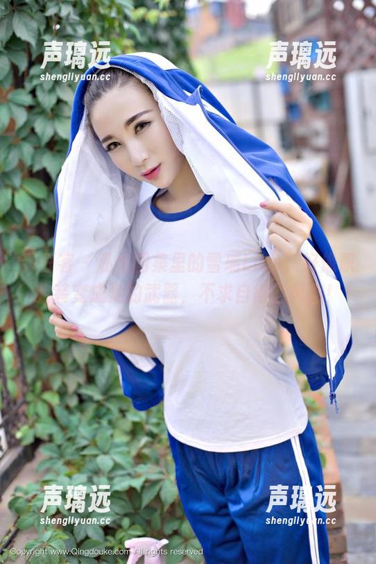 青豆客 - 私拍图集里的雪瑞Lisa，好像职业装变成她的武器，不求自得的风韵！
