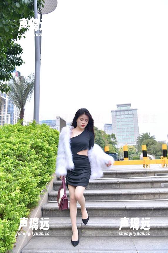 魔镜街拍 - 粉裙飘然而过：婷婷的销售主管日常，照片一定要收！免费！