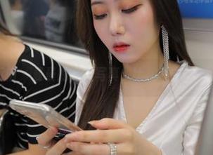 魔镜街拍 - 曼曼的修女写真，比教科书还要洗脑！