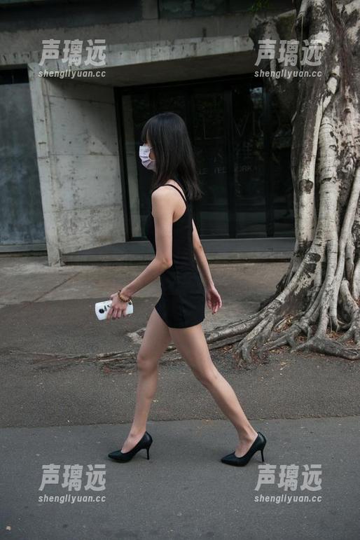 魔镜街拍 - 超短裙肉丝再来一发，艾小青的粉丝们又要疯狂了吧