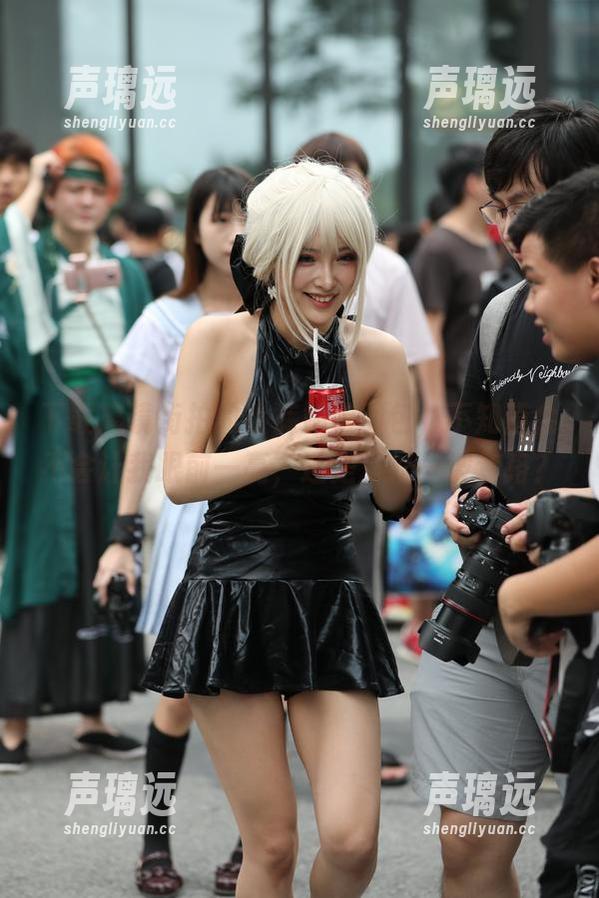 魔镜街拍 下载魔镜街拍的热裤姑娘图包,不知道会不会让我眼前一亮,还是又是一波套路?
